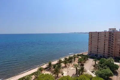 Image de PREMIÈRE Ligne, avec piscine, climatisation et 2 chambres
