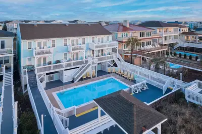 Image de Hébergement en bord de mer jusqu'à 40 avec piscine!