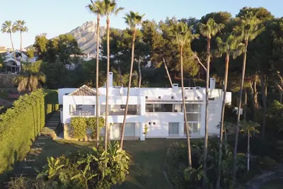 Image de Villa moderne avec vue mer exceptionnelle, proche de tout dans le Golden Mile