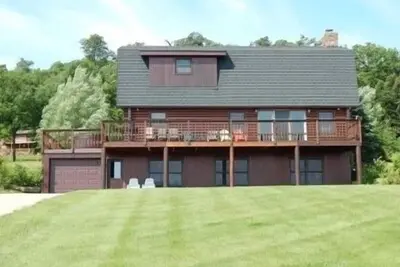 Image de Spacieux Log Home avec bain Ă remous