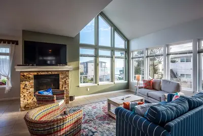 Image de Vue sur l'océan, à quelques pas de la plage de sable! Jacuzzi! Dog Friendly! Nuit Gratuite!
