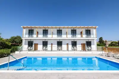 Image de Studio de Luxe avec Vue sur la Piscine
