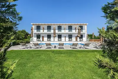 Image de Studio avec vue sur la piscine