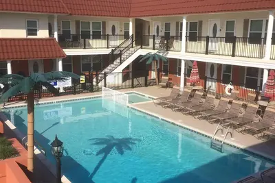 Image de Récemment rénové condo de deux chambres à coucher, bloc de plage avec piscine.