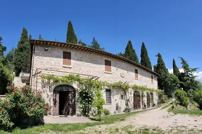 Image de ferme typique du XVe siècle. dans le vert du Subasio