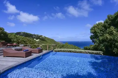 Image de Villa d'inspiration asiatique, piscine chauffée, grande terrasse, vue sur l'océan, cave à vin, lit de bronzage, Wifi gratuit, Ac