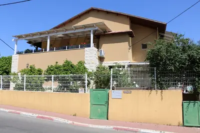 Image de L'Israeli Home est un hébergement offrant une vue sur le jardin.