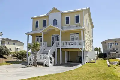 Image de Conçu pour les familles! Maison en bord de mer avec salle multimédia, ascenseur, piscine et bain à remous
