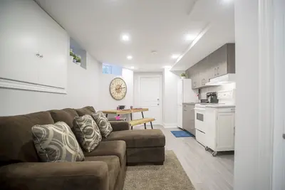 Image de Tout neuf! 1br Superbe séjour au cœur de Mid Town Toronto!
