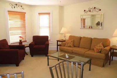 Image de Le Lodge sur la rue principale, un appartement victorien, à pied de tout!