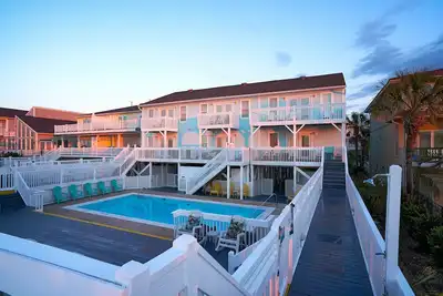 Image de Hébergement en bord de mer jusqu'à 20 avec piscine!