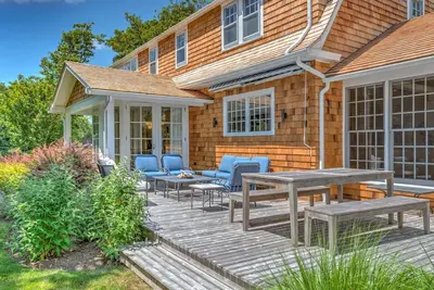 Image de Nouvelle inscription: Easthampton Classic Shingle Style, au sud de l'autoroute avec piscine chauffée en gunite