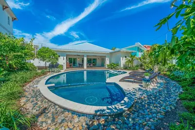 Image de Emplacement parfait! Marchez jusqu'à Siesta Key Village et la plage! Superbe piscine! ! !