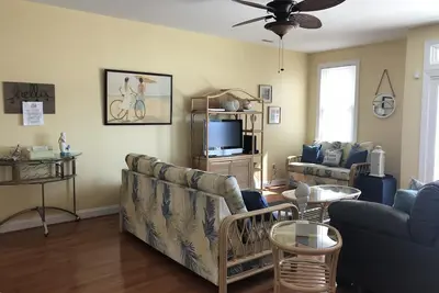 Image de Nouvelle Location Magnifique et spacieux condo, emplacement de choix à quelques pas de la plage, vues sur l'océan!