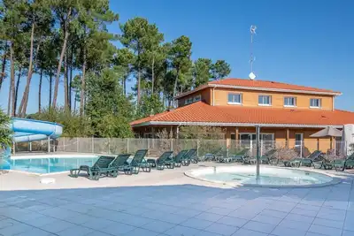 Image de Studio cosy accès Piscine intérieure et extérieure | 400m du lac!