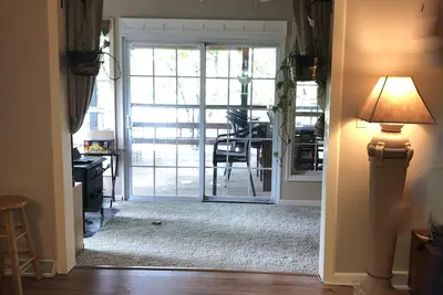 Image de Nouveau sur Vrbo! Belle maison au bord du lac avec accès lac \/ quai!