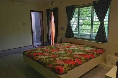 Image de Bashundhara - Une belle et spacieuse chambre avec une baignoire et un balcon. . .