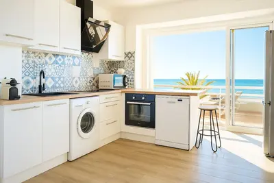 Image de Face à la Mer : Appartement Lumineux avec Balcon & Parking Sécurisé