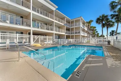 Image de Accès facile à la plage et accès à la piscine * Condo Superbe * En face de la plage!
