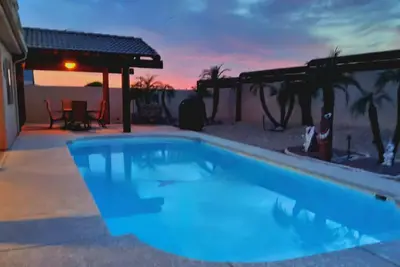 Image de Pristine Lake Havasu Home Piscine privée invitant piscine 3 lits king