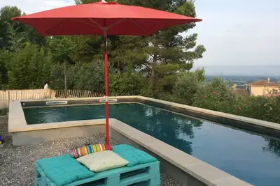 Image de Maison de caractère avec piscine dans bel environnement au calme. 6 personnes