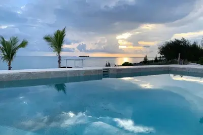Image de Nouveau quai de bord de mer avec quai, kayaks, panneaux de protection, piscine chauffée privée