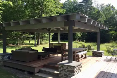 Image de Heart of Woodstock - Maison d'art et d'artisanat unique: salle extérieure et piscine chauffée!