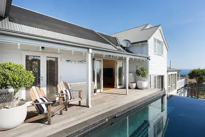 Image de Hampton's Retreat - Maison de luxe avec piscine chauffée, WiFi, Foxtel, vue sur l'eau, foyer