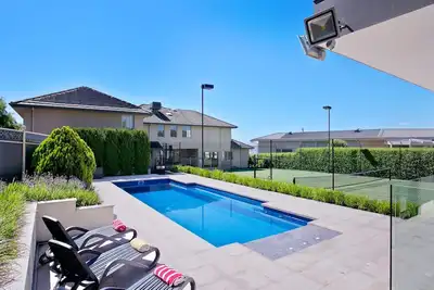 Image de Vue de la Mer - Luxe, grande maison avec vue sur l'eau, piscine, jacuzzi, cabane, court de tennis