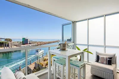 Image de Azure Bliss - Luxe sur l'eau, accès à la piscine, vue sur l'eau, WiFi, grande terrasse, à pied de la plage