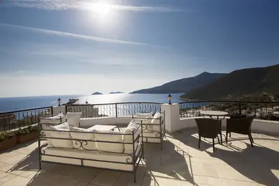 Image de Magnifiquement situé Grand appartement de luxe avec 2 chambres, vue sur la mer et jardin avec piscine