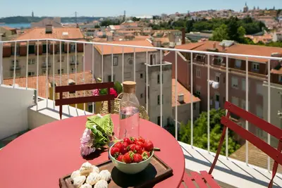 Image de Central Rooftop Apartment by LovelyStay