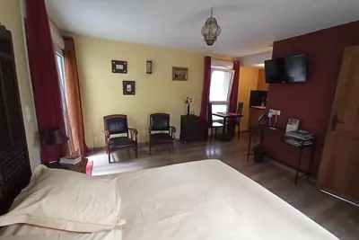 Image de Au Cadran Solaire, L'Orient : Studio dans environnement calme et verdoyant.
