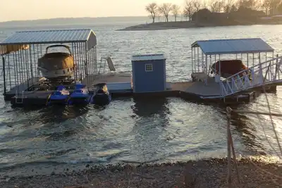 3 Br, 3 Bath - Lakeview - The Cedar House à Deer Haven - avec quai!