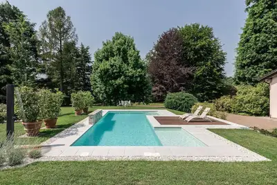 Image de Villa Marianna avec piscine et terrains de golf et de tennis à proximité.