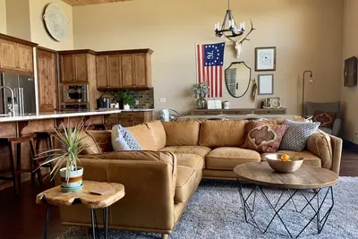 Image de Modern Rustic - Sleeps 6 - Great View - À quelques minutes de Shaver Lake Village