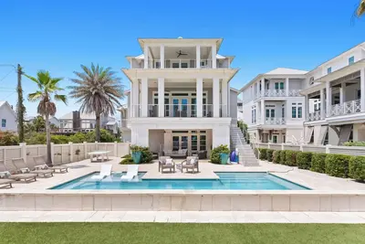Image de Vue sur le golfe, piscine privée, maison de designer récemment redécorée, ascenseur