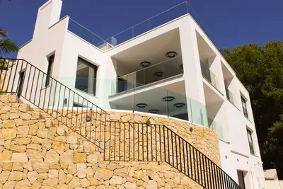 Image de Villa très moderne et bien équipée avec 5 chambres et 5 salles de bains avec une vue magnifique.