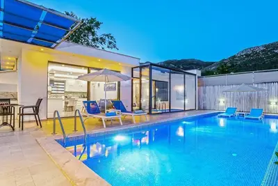 Image de Nouvelle villa lune de miel avec piscine totalement privée et piscine intérieure, dans un village