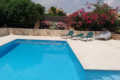 Image de agréable, rénové. Chalet pour 5-7 personnes. avec grande piscine, WiFi, climat, proche de la mer