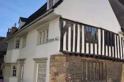Image de Cottage de caractère médiéval dans le centre de Stamford. Superbes caractéristiques d'époque.