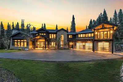 Image de Ski In / Ski Out - Private Luxury 6 Bedroom House - 14 personnes