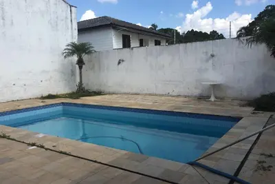 Image de Maison avec piscine dans quartier résidentiel
