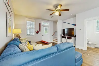 Image de Belle maison dans une communauté fermée w / porches et piscine partagée / bain à remous!