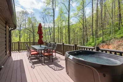 Image de Superbe cabane en rondins avec bain Ă remous, Ă seulement 20 minutes du centre-ville d'Asheville. Biltmore Pass inclus!