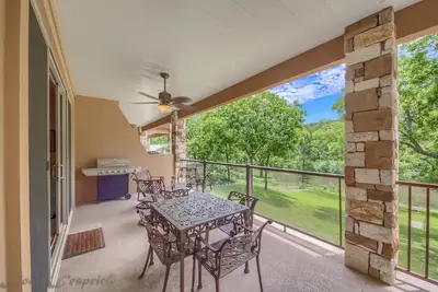 Image de Guadalupe Riverfront, haut de gamme, fermée avec une piscine et un accès direct à la rivière!