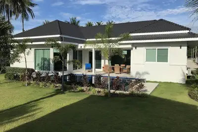 Nakhon Beach Villa: votre paradis privé qui vous embrassera comme un rêve