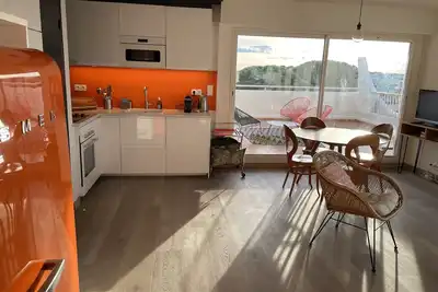 Image de spacieux T3 avec grande terrasse Vue Mer