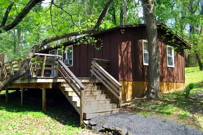 Image de \"Hot Tub Heaven Cabin # 7 - Cabanes à louer à Linden, Virginie