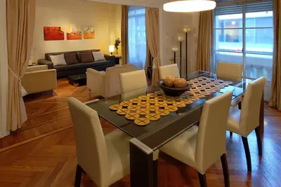 Image de Seulement 2 pâtés de maisons de Santa Fe! !